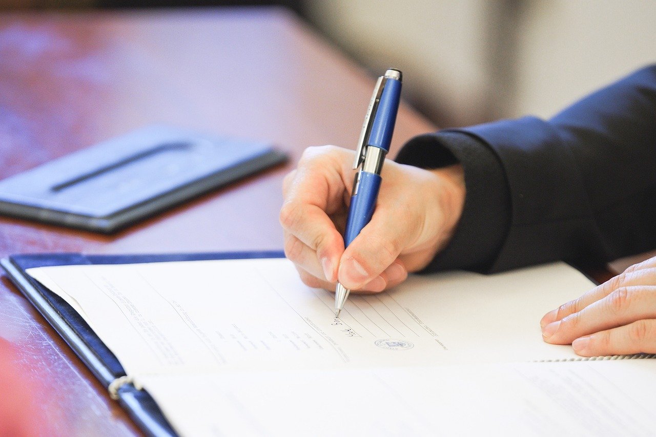 Your Signature Size Predicts Your Ego ✍️😎 (image credits: pixabay)