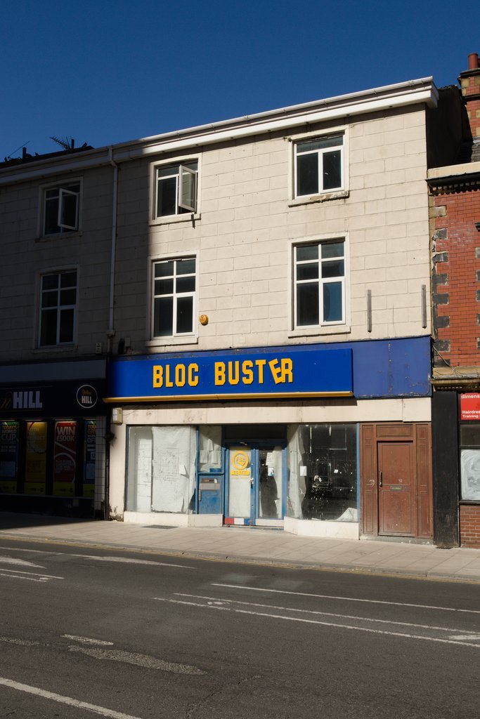 Blockbuster: The Video Rental Giant That Couldn't Stream (image credits: wikimedia)