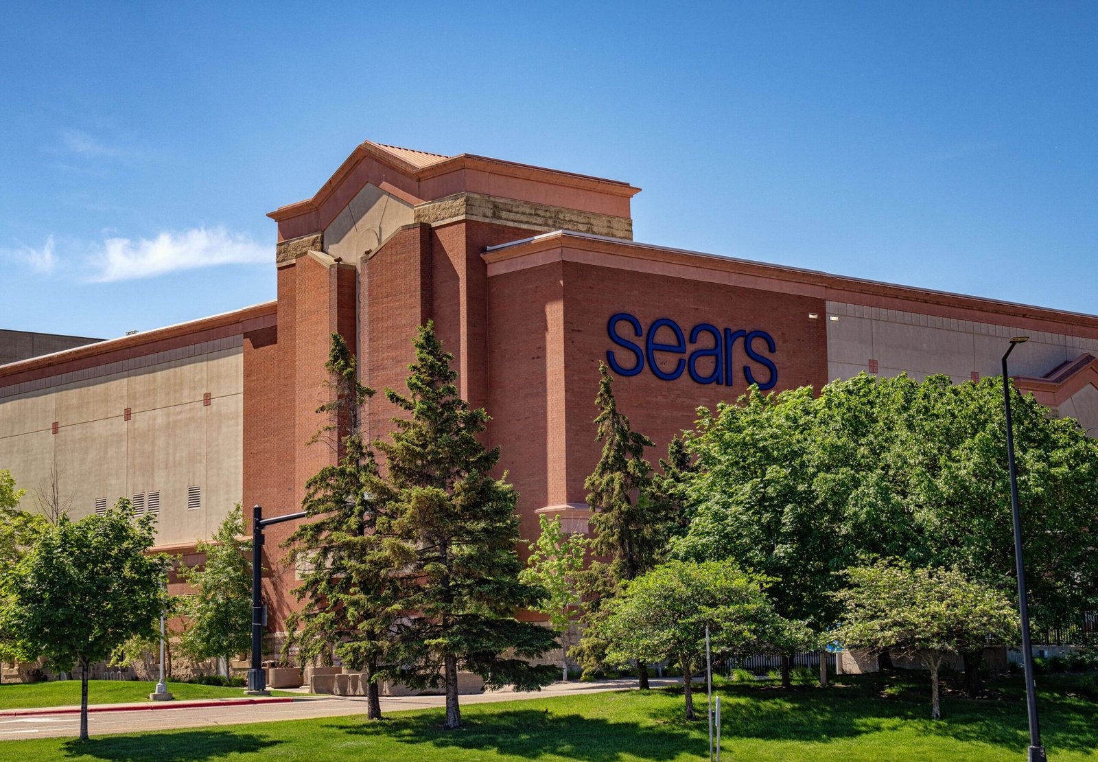 Sears: The Retail Giant That Couldn’t Keep Up With E-Commerce (image credits: wikimedia)