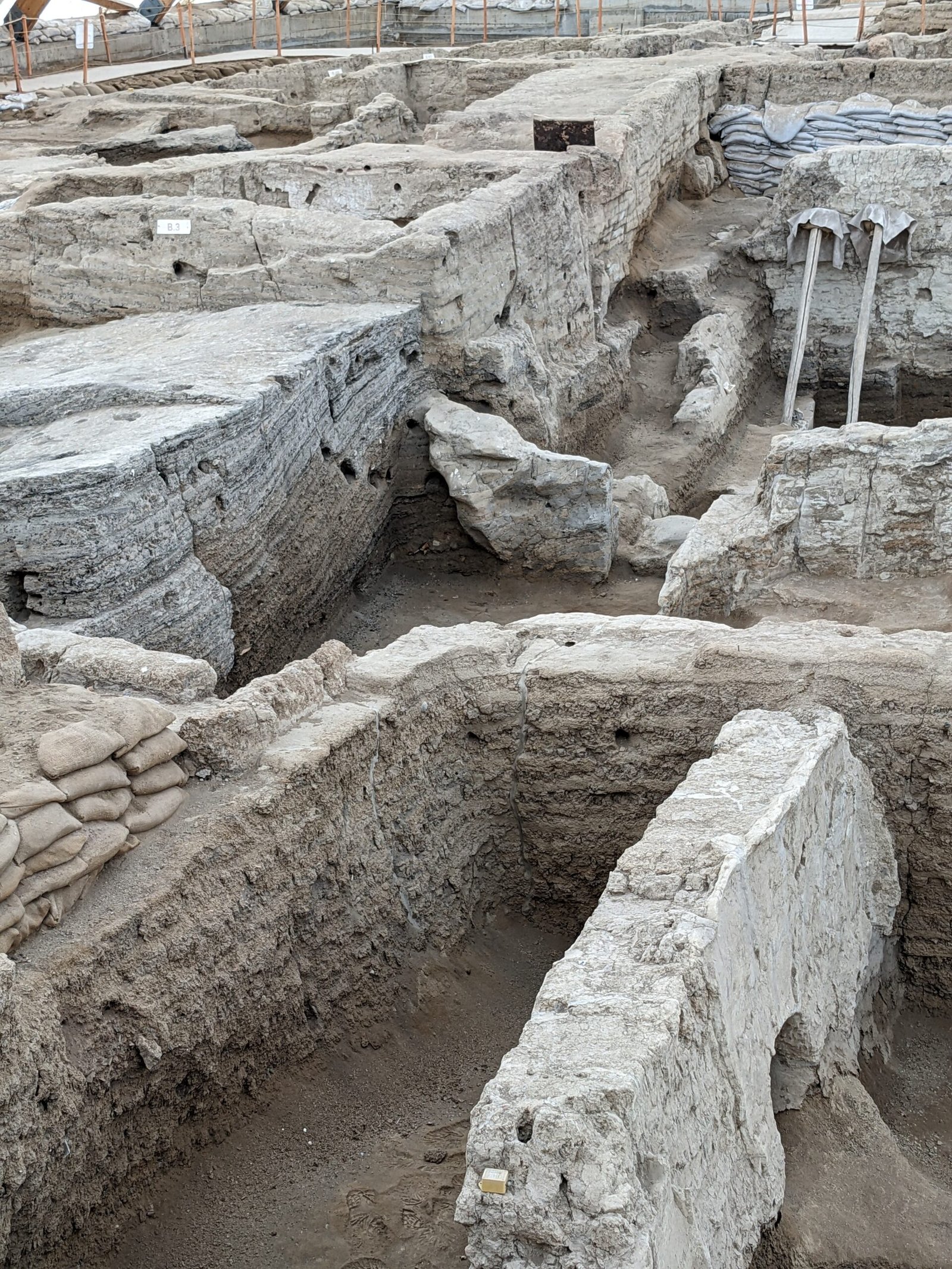 Çatalhöyük (c. 7500 BCE, Turkey) – One of the World’s First Cities (image credits: wikimedia)