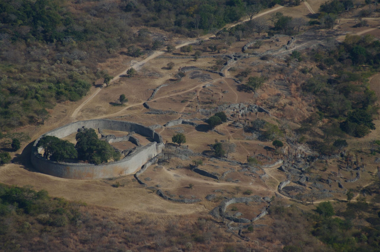 Great Zimbabwe (c. 1100–1450 CE, Zimbabwe) – A Medieval African Powerhouse (image credits: wikimedia)