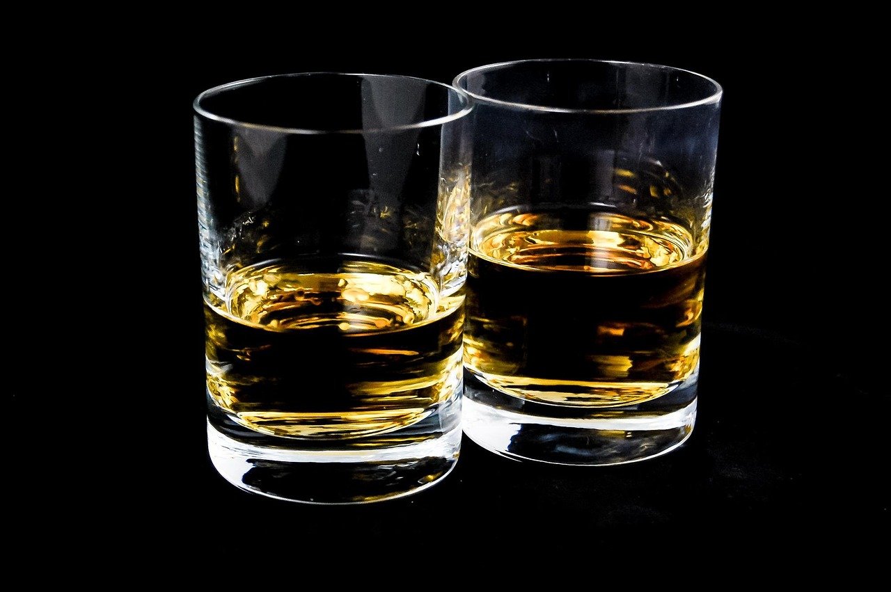 🔟 Limit Alcohol Before Bed (image credits: pixabay)
