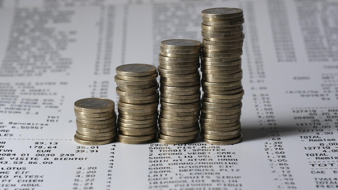 8. Paying Only the Minimum on Debt (image credits: pixabay)