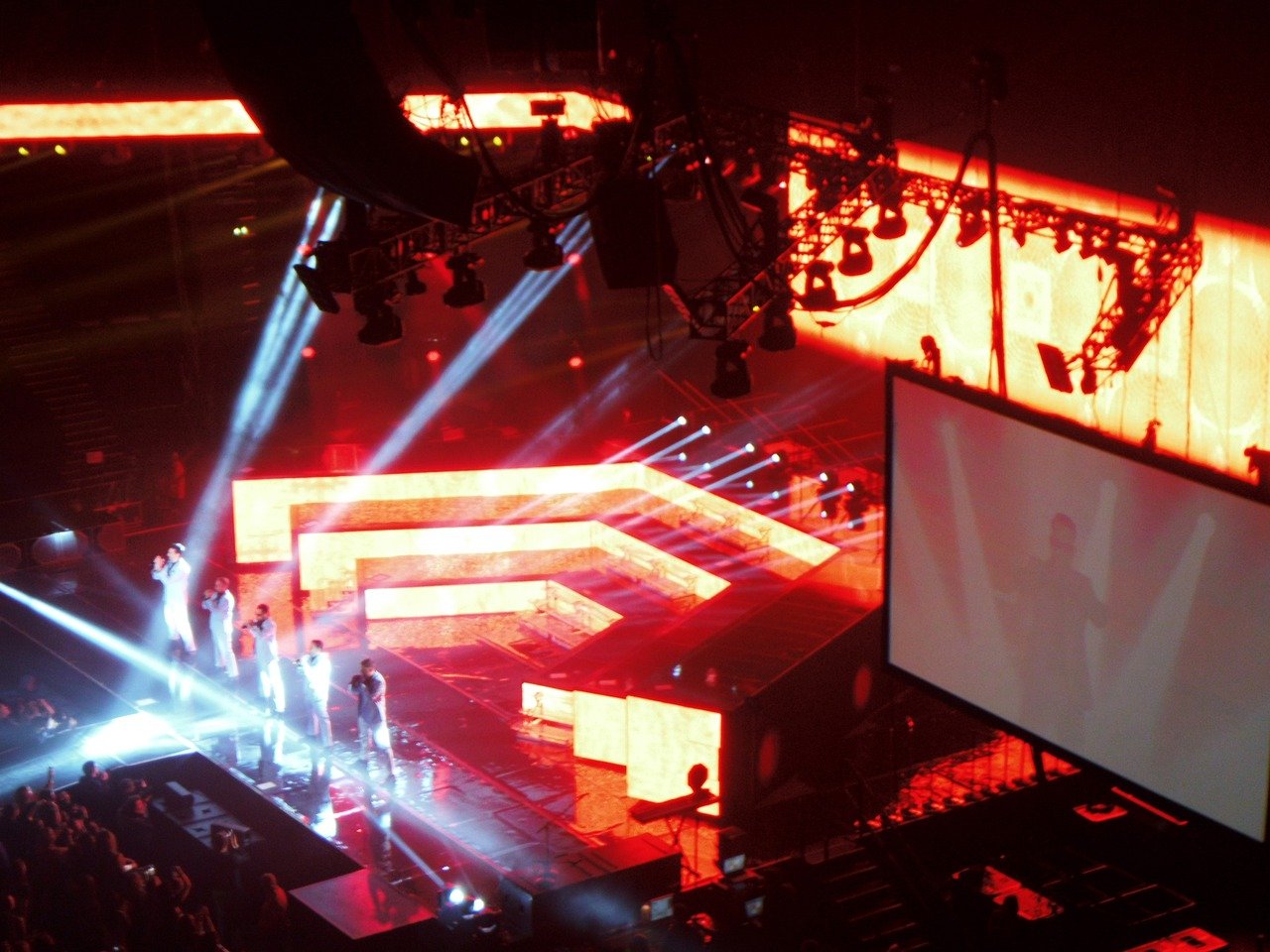 Innovative Stage Design and Visuals (image credits: pixabay)