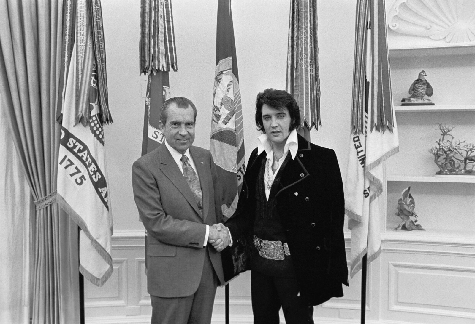 7️⃣ “Hound Dog” – Elvis Presley (1956) 🎤 (image credits: wikimedia)