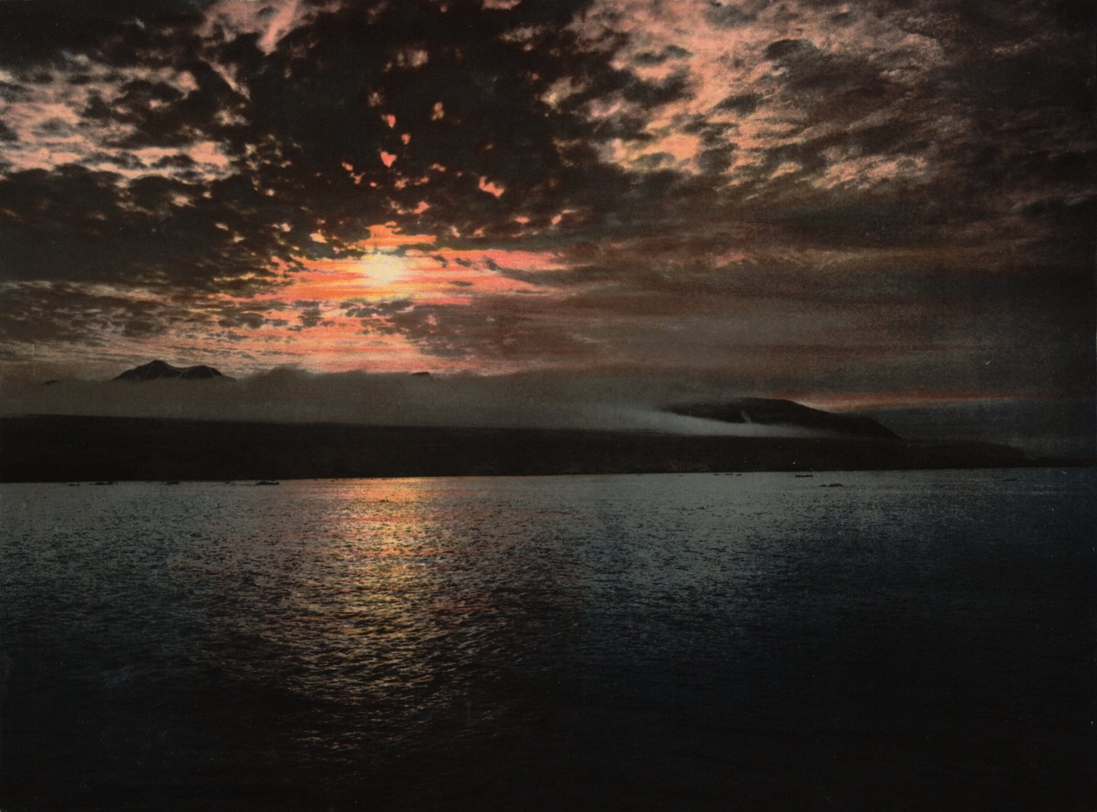There’s a Town in Norway Where the Sun Doesn’t Set for Months (image credits: wikimedia)