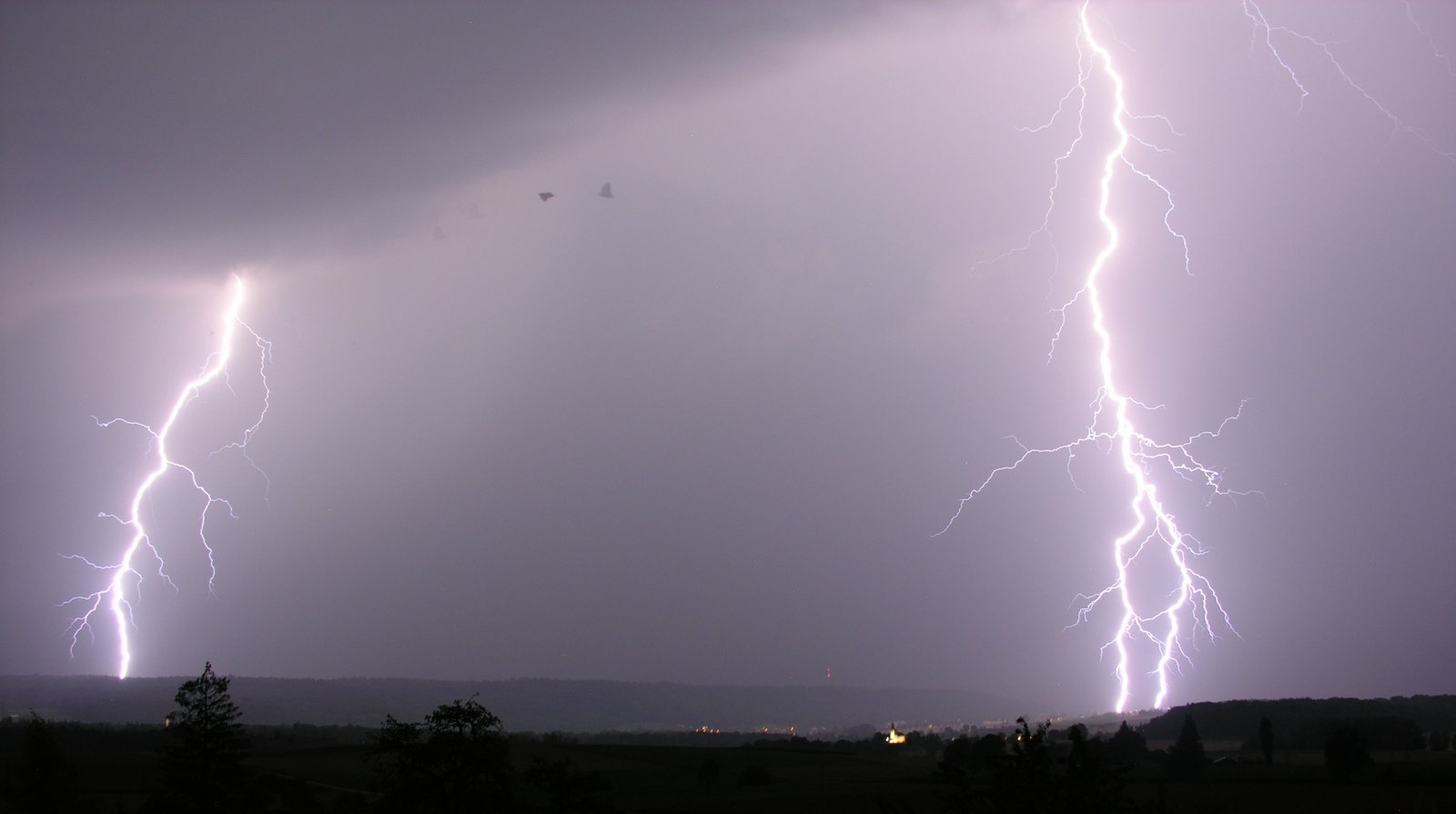 A Single Lightning Bolt Is Hotter Than the Surface of the Sun (image credits: wikimedia)