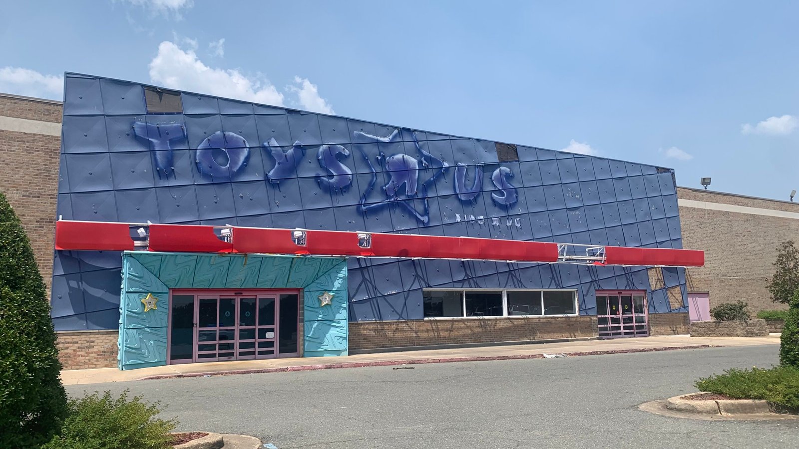 Toys “R” Us (Founded: 1948 – Collapsed: 2017) (image credits: wikimedia)
