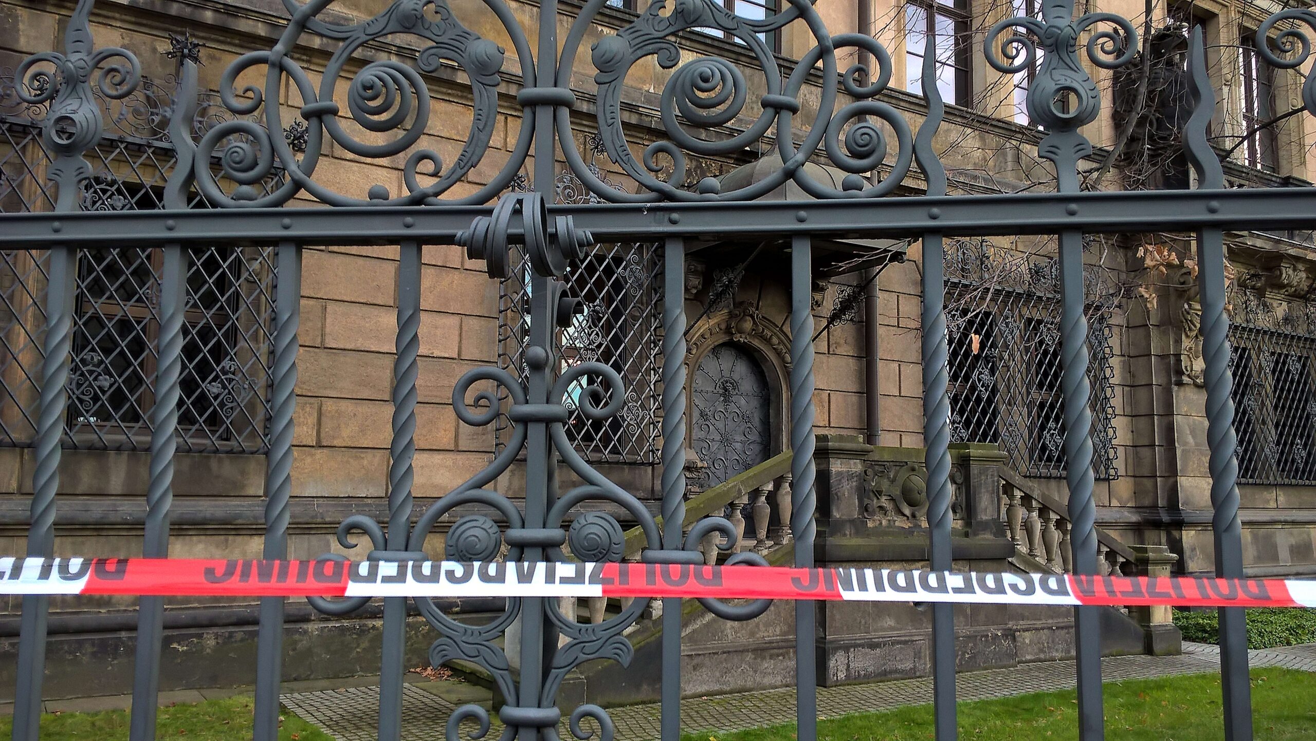 The Dresden Green Vault Heist – A Daring Jewelry Robbery (image credits: wikimedia)