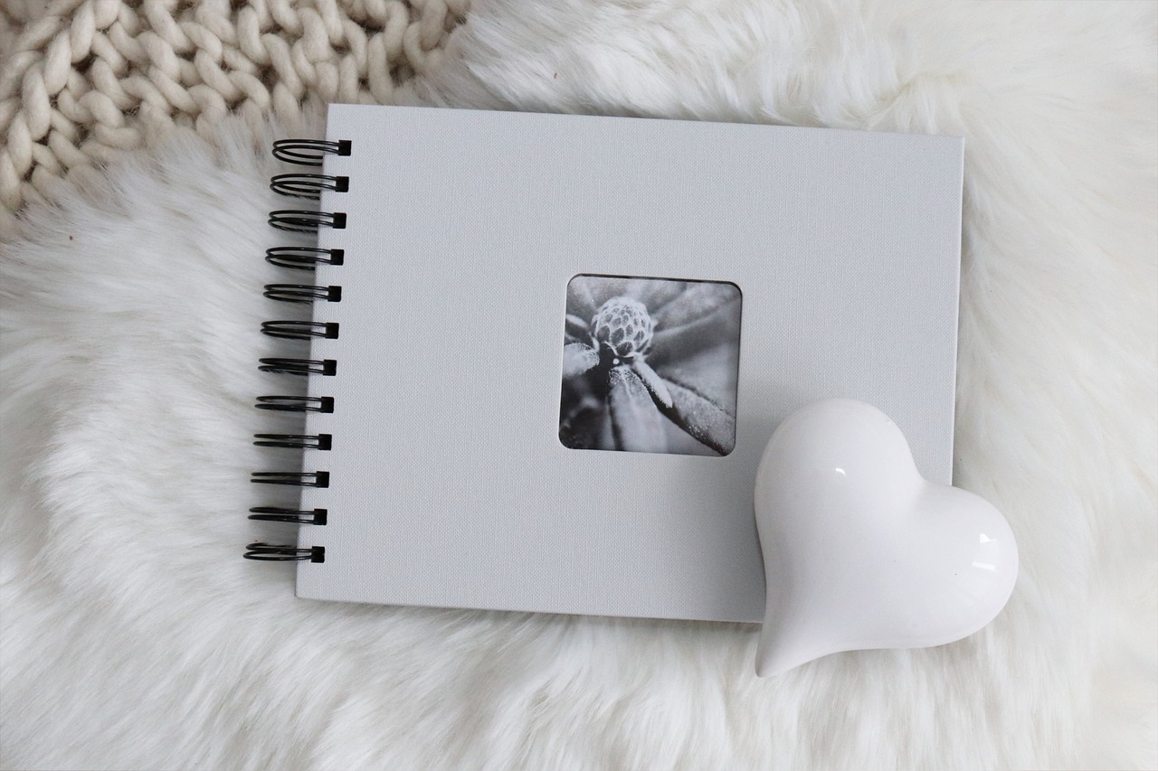 The Joy of Tangible Photo Albums (image credits: pixabay)