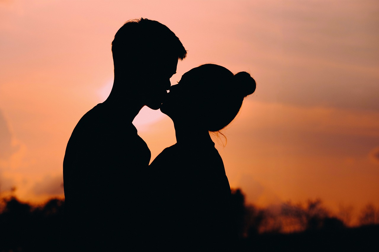 Digital Intimacy and Virtual Connections (image credits: pixabay)