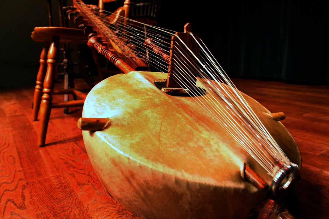3️⃣ Kora (West Africa) – The African Harp 🎵 (image credits: wikimedia)