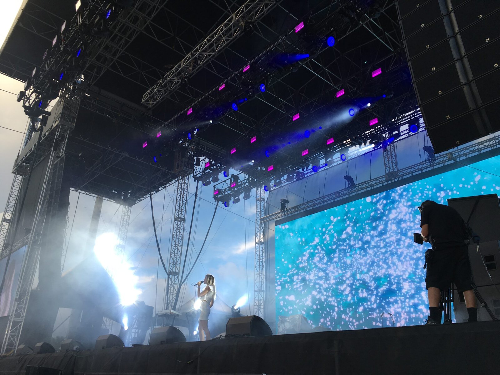 The Role of Technology in Shaping the Future of Festivals (image credits: wikimedia)