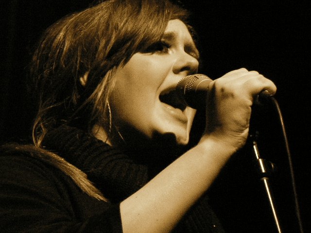 Adele’s Soulful Storytelling (image credits: wikimedia)
