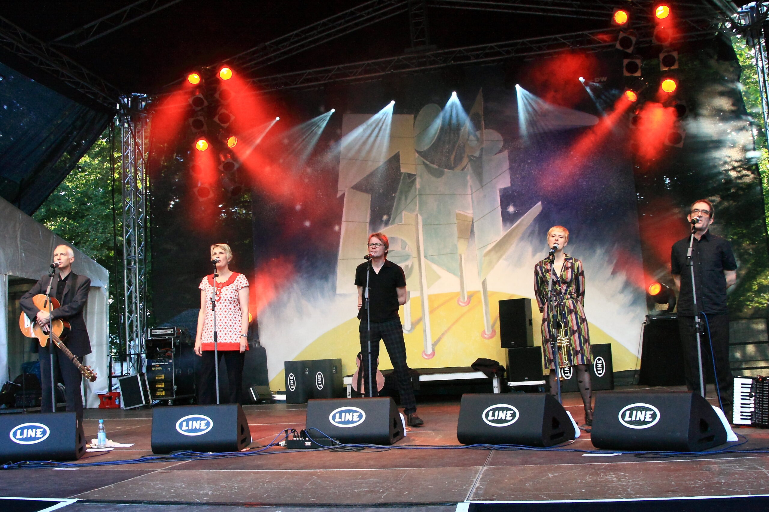 Chumbawamba: Political Pioneers with Decades of Impact (image credits: wikimedia)