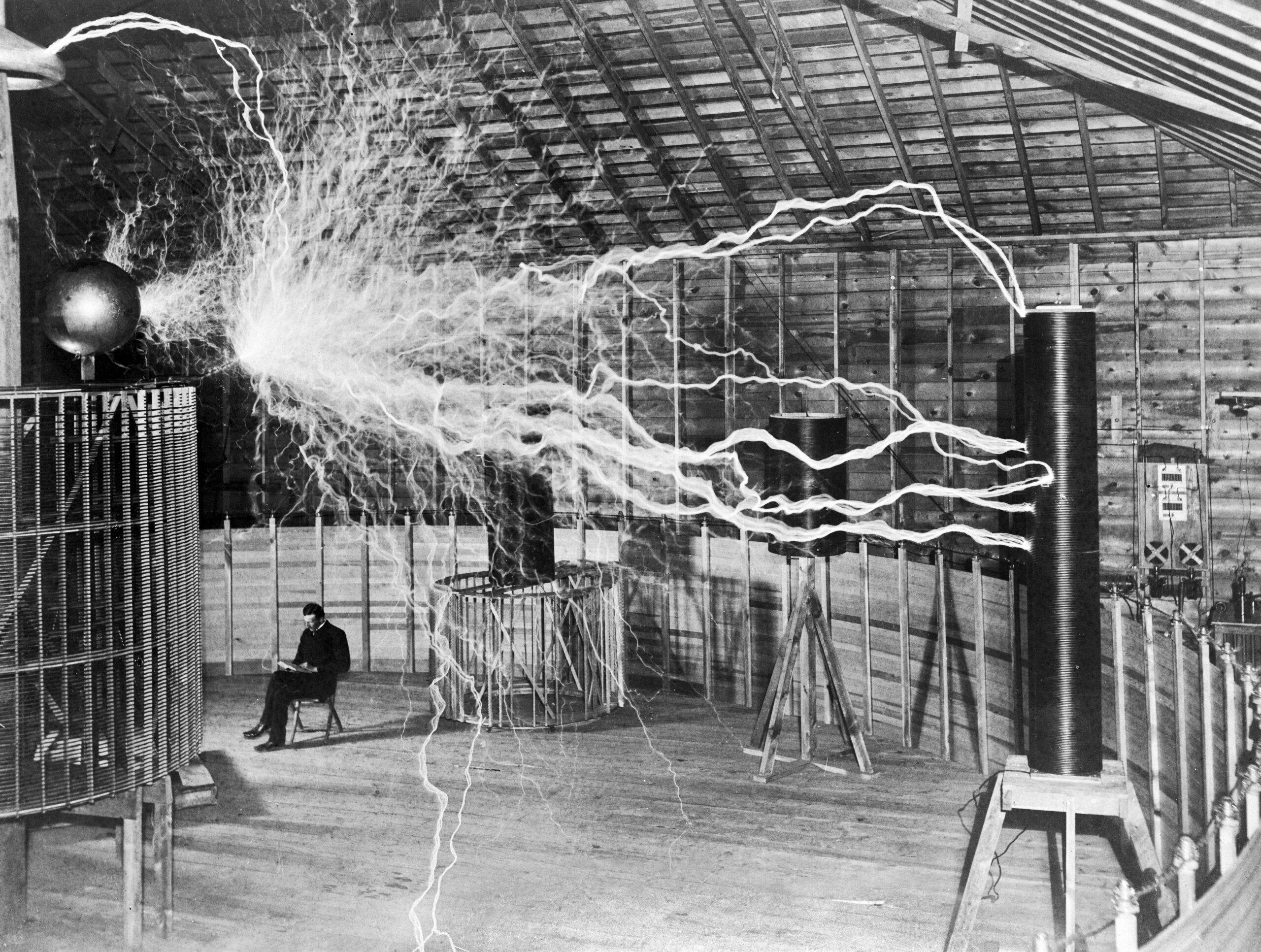 Nikola Tesla vs. Thomas Edison (image credits: wikimedia)