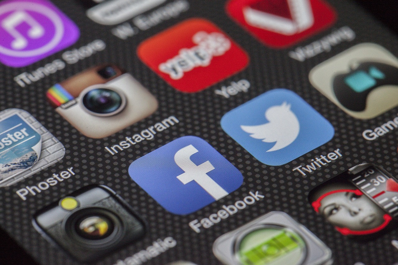 Facebook vs. Twitter (image credits: pixabay)