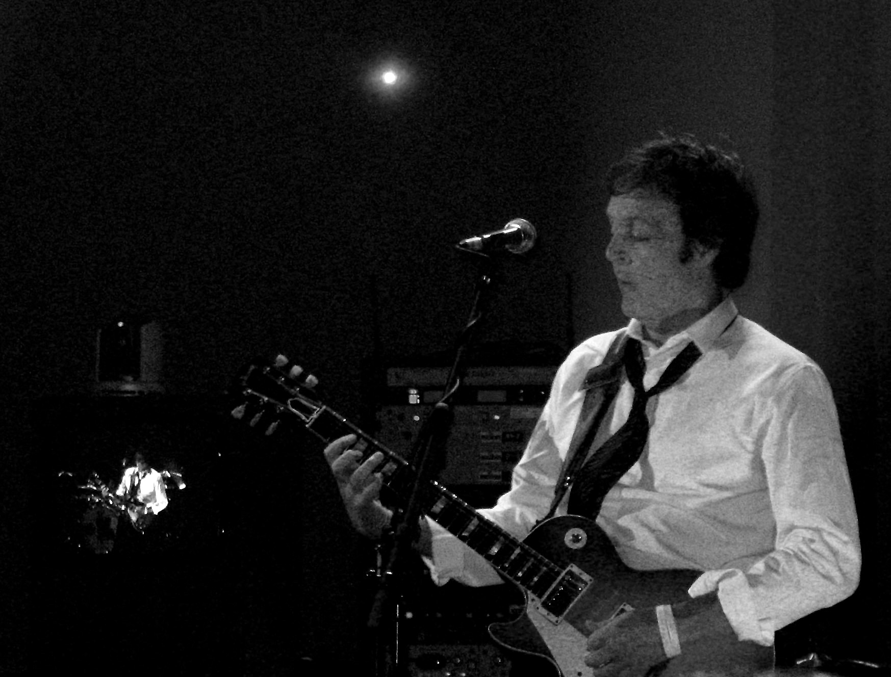 Paul McCartney: The Solo Artist Who Did It All (image credits: wikimedia)
