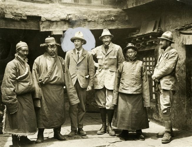 George Mallory & Andrew Irvine (1924 Everest Expedition): A Frozen Secret on the World’s Roof (image credits: wikimedia)