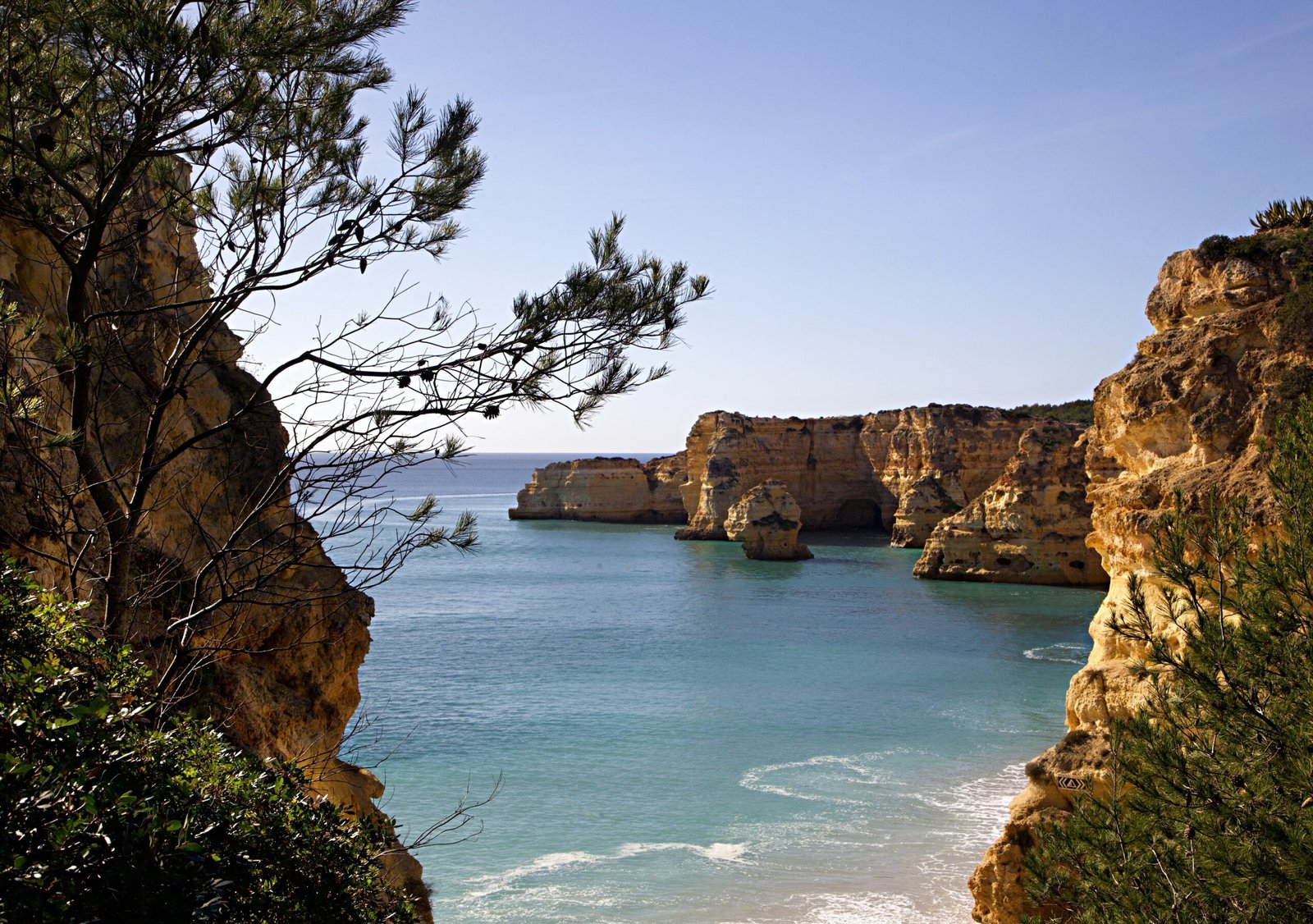 Praia da Marinha, Portugal (image credits: wikimedia)