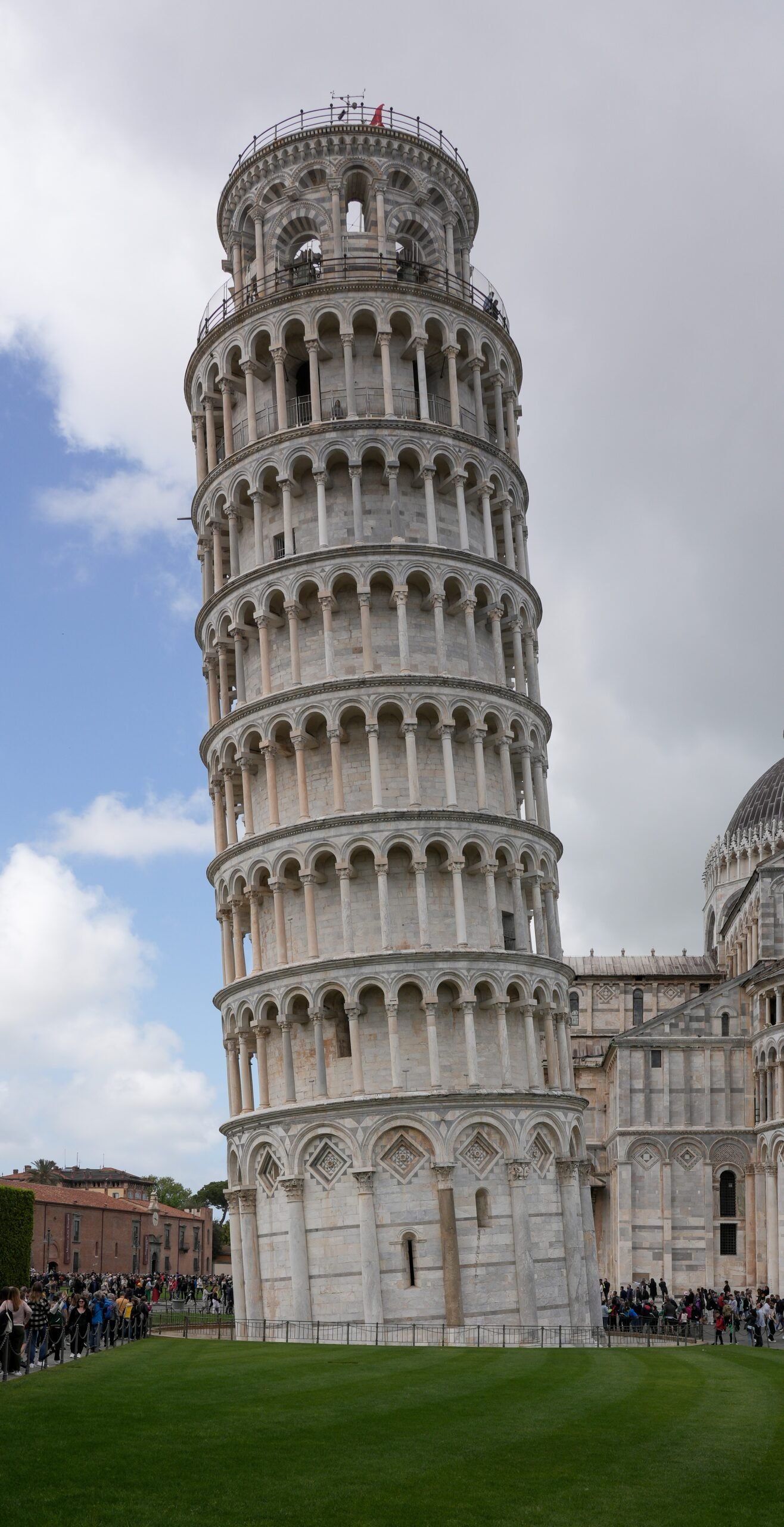 The Leaning Tower of Pisa: A Slanted Symbol (image credits: wikimedia)
