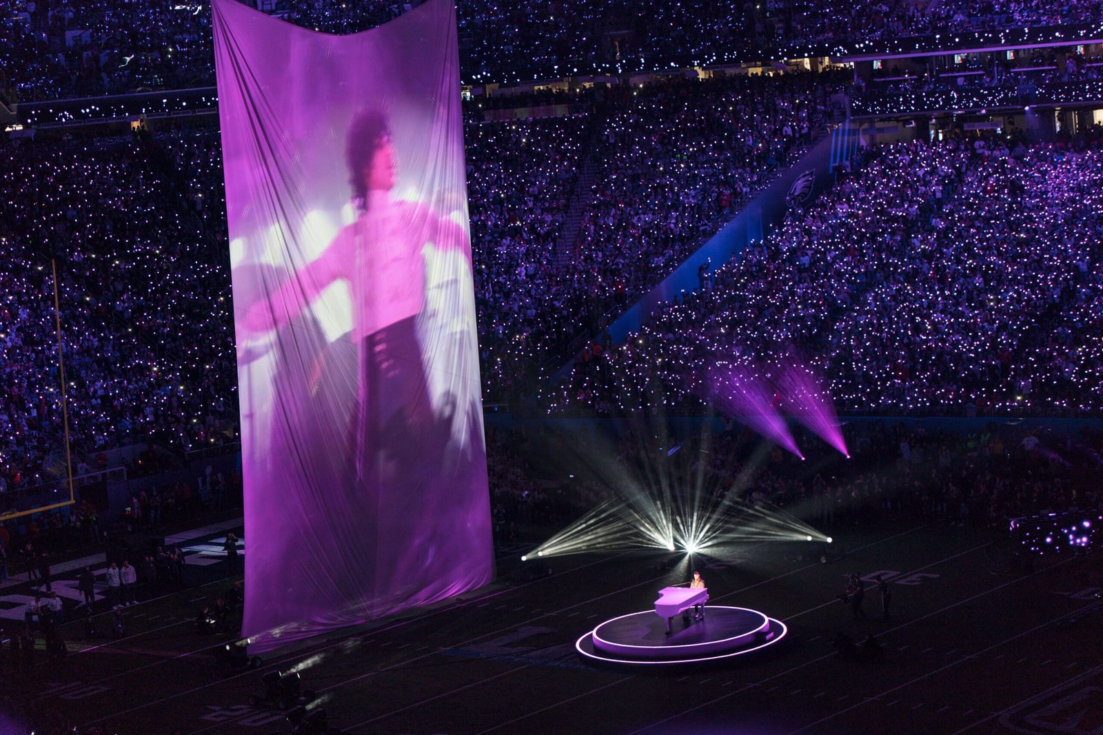 Prince – Super Bowl XLI (2007) (image credits: wikimedia)
