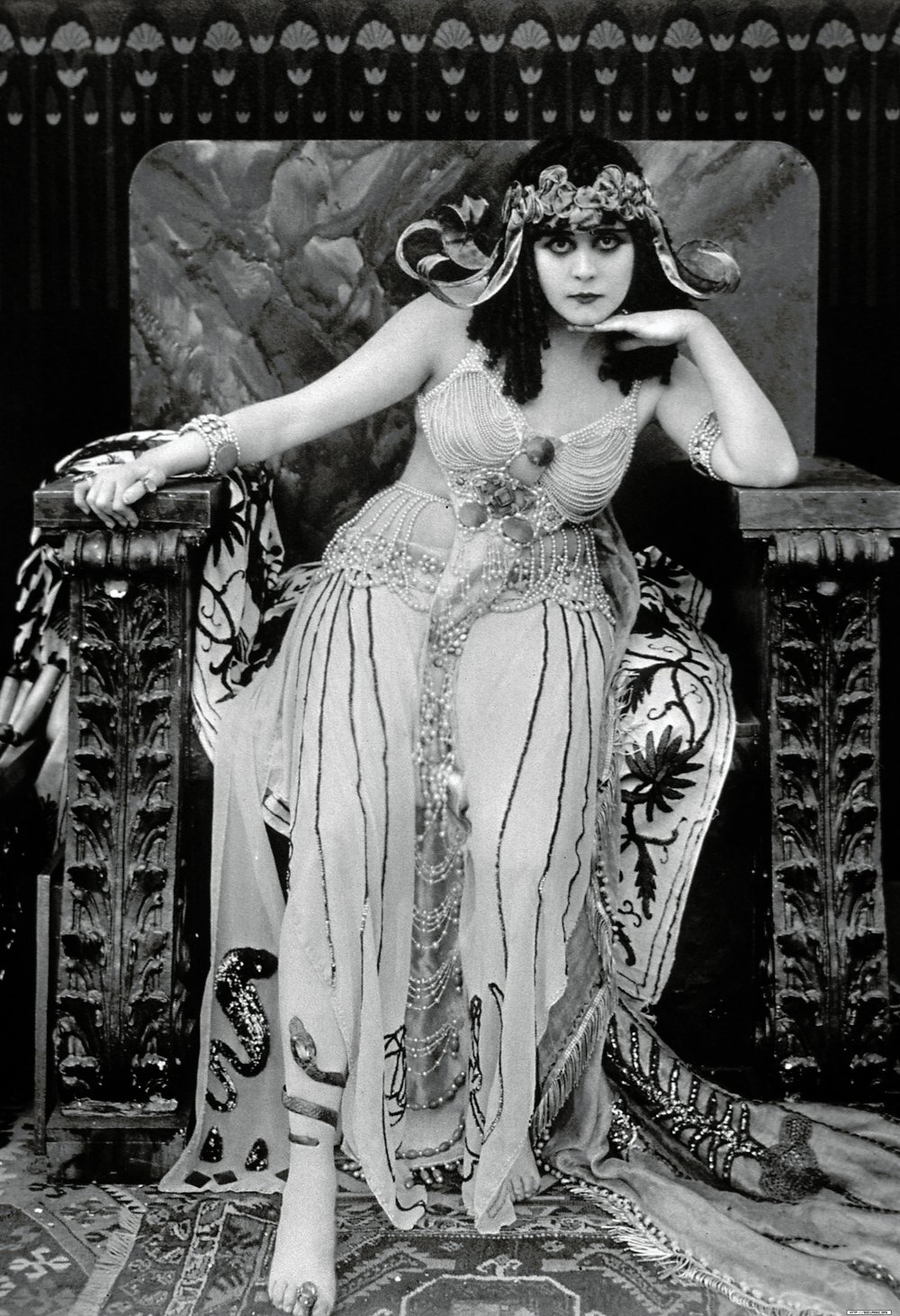Cleopatra Lived Closer to the Moon Landing Than the Building of the Pyramids (image credits: wikimedia)