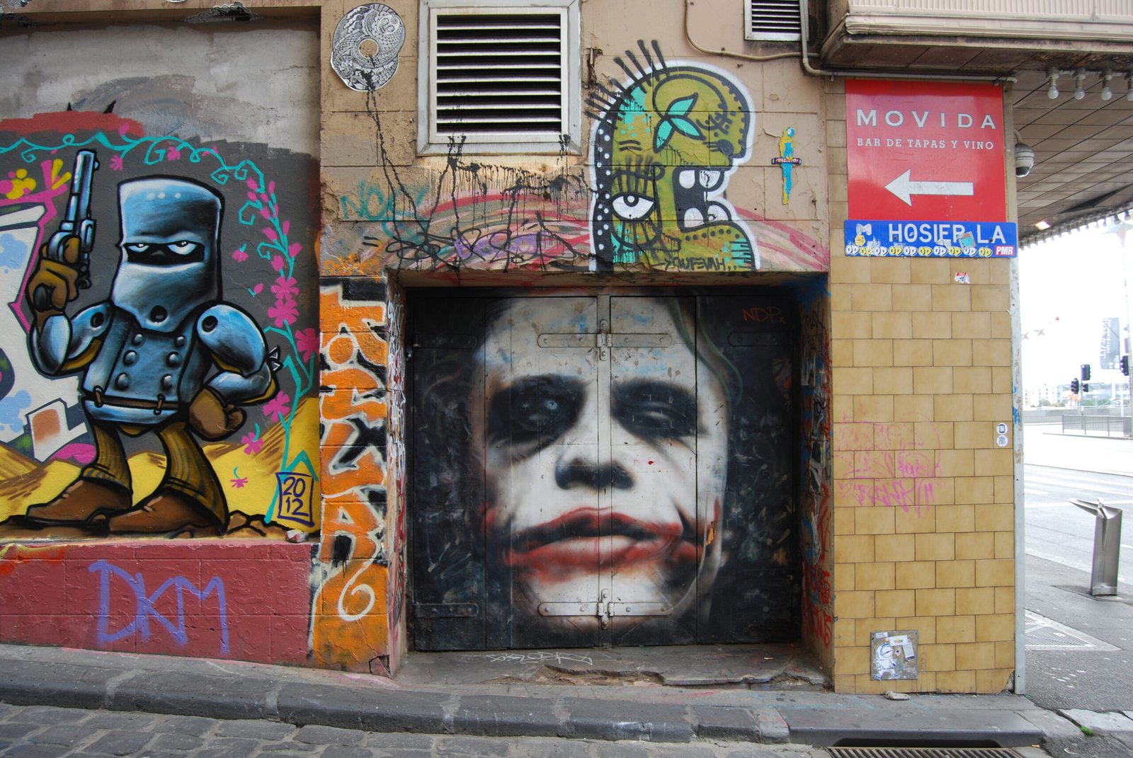 The Joker’s Applause – The Dark Knight (2008) (image credits: wikimedia)
