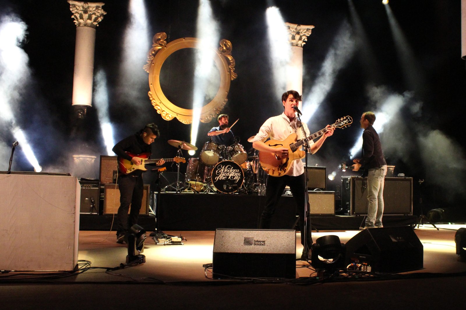 Vampire Weekend –