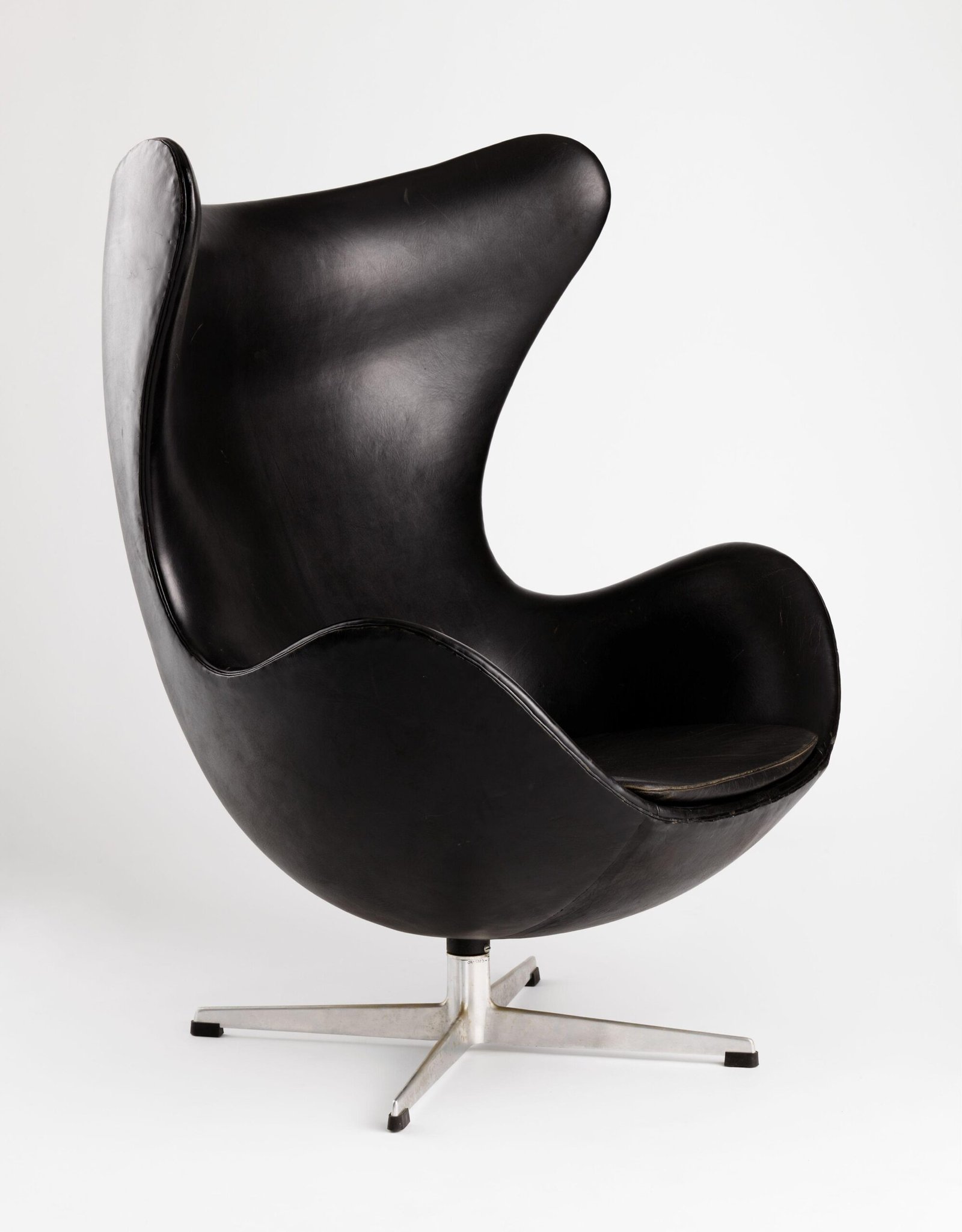 Arne Jacobsen's Egg Chair: Your Personal Cocoon (image credits: wikimedia)