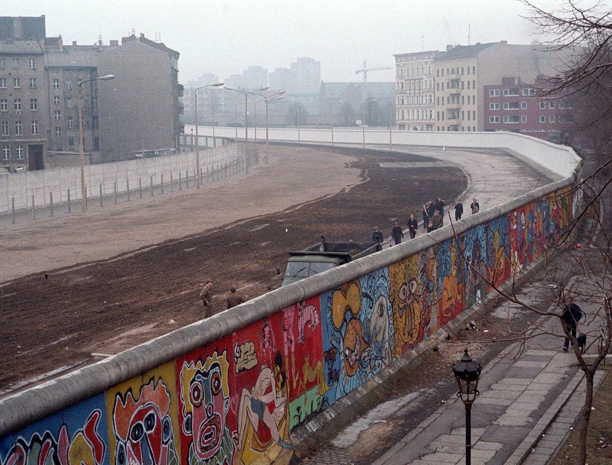 2. The Berlin Wall (1961–1989) (image credits: wikimedia)