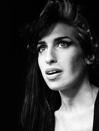 10. Amy Winehouse – Glastonbury (2007) (image credits: wikimedia)