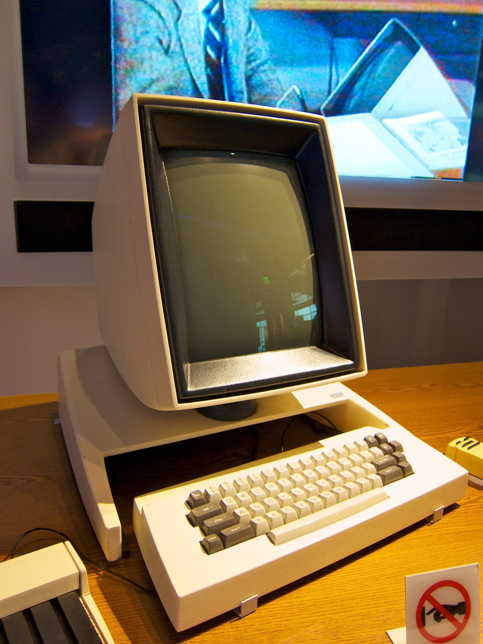 Xerox Alto (1973) (image credits: wikimedia)