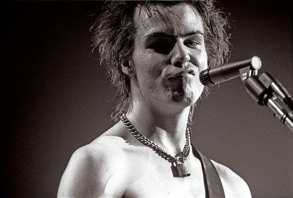 Freddie Mercury vs. Sid Vicious: Glam Meets Punk (image credits: wikimedia)