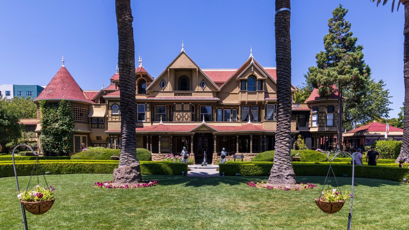 Winchester Mystery House — San Jose, CA (image credits: wikimedia)