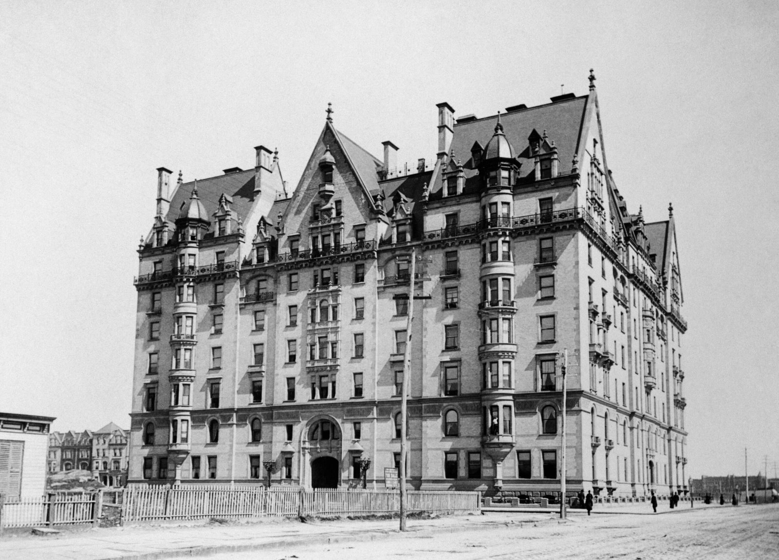 The Dakota — New York, NY (image credits: wikimedia)