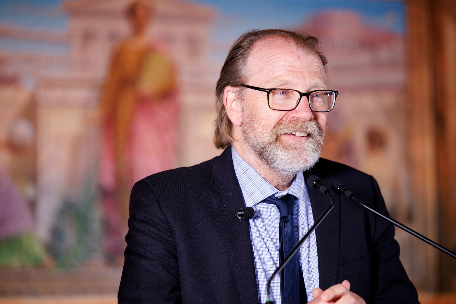 Which novel by George Saunders won the Man Booker Prize and features Abraham Lincoln? (image credits: wikimedia)