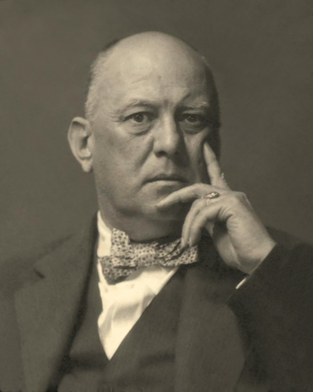 Aleister Crowley (image credits: wikimedia)