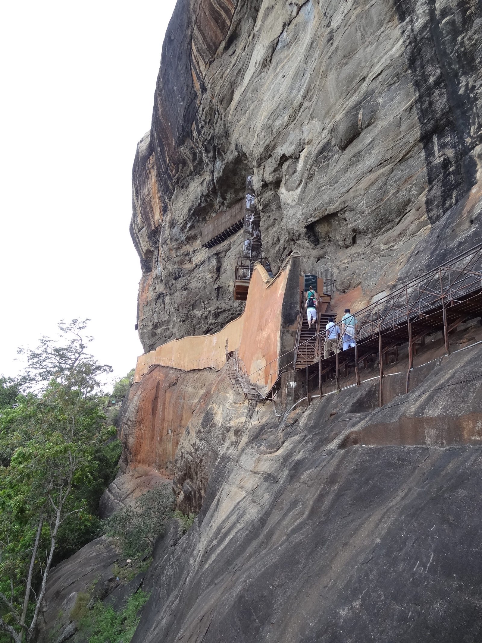 Sigiriya’s Mirror Wall: Ancient Poetic Expressions (image credits: wikimedia)