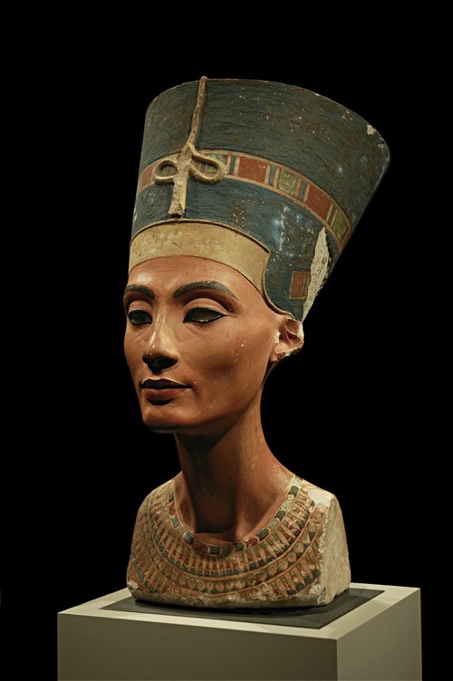 Statue of Nefertiti Making Offerings (Egypt) (image credits: wikimedia)