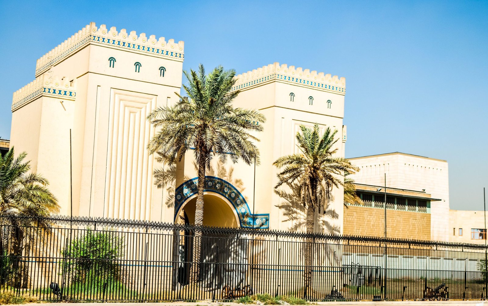 Lion Attacking a Nubian (Iraq) (image credits: wikimedia)