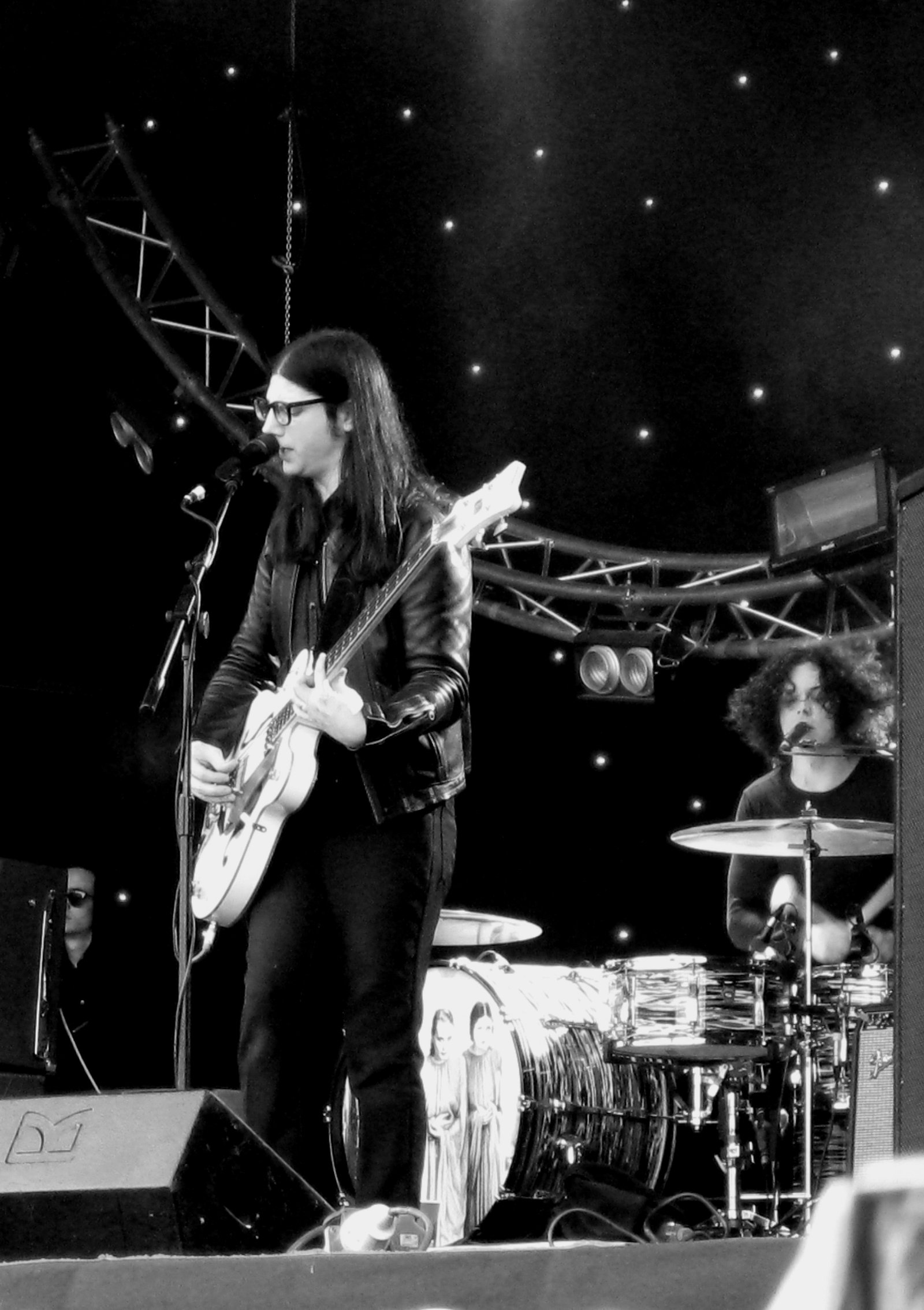 Jack White & Alison Mosshart – Glastonbury (2008) (image credits: wikimedia)