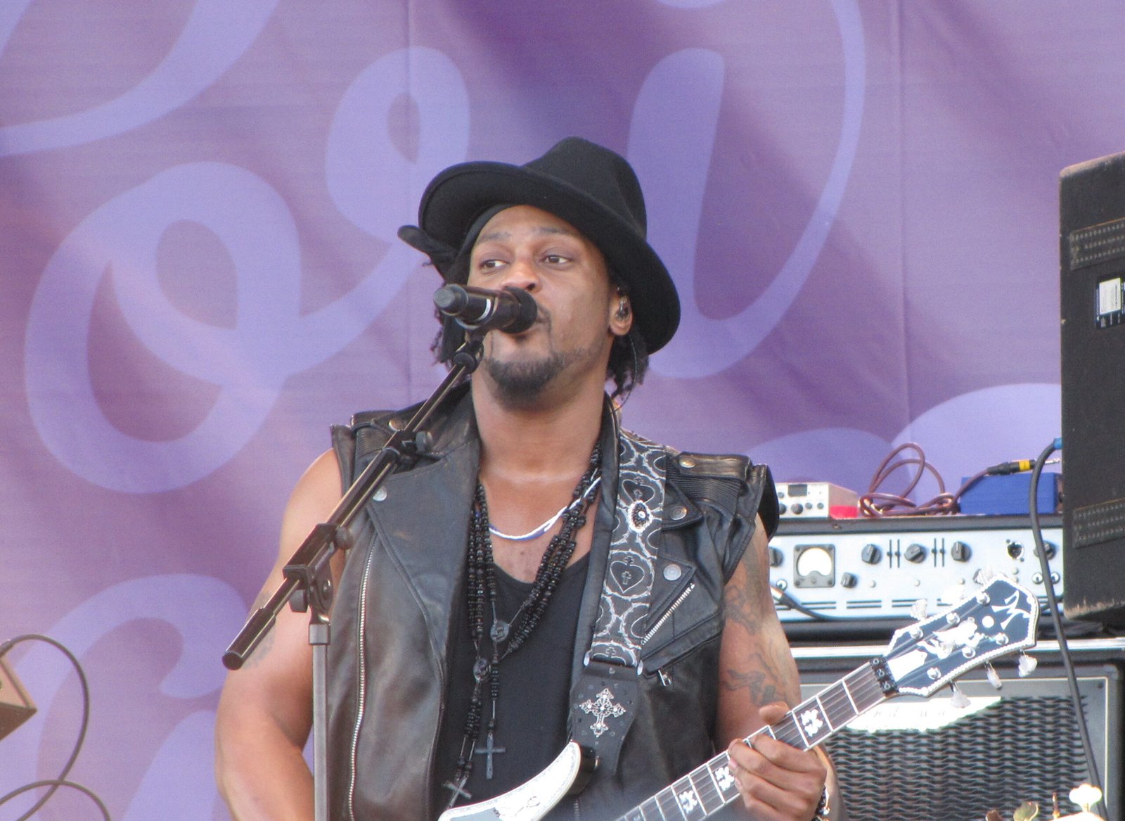 D’Angelo – Voodoo (2000) (image credits: wikimedia)