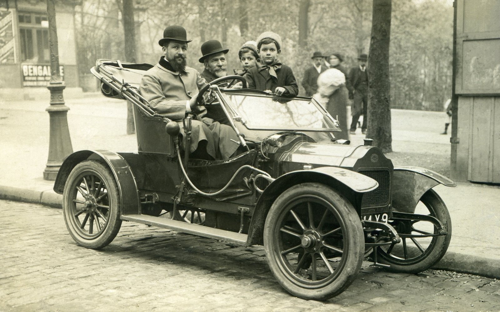 The Automobile: From Speedy Travel to Urban Sprawl (image credits: wikimedia)