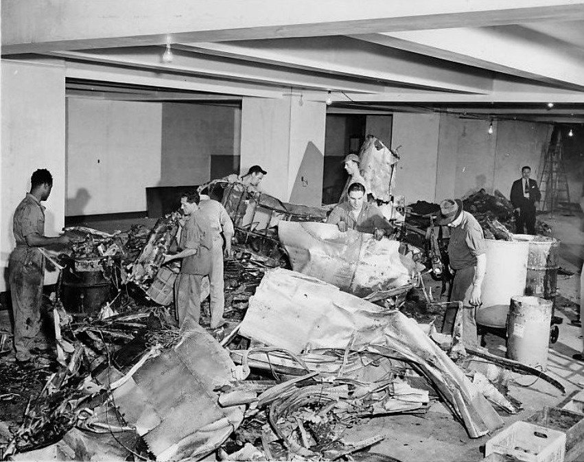 The Empire State Building: The Day a Bomber Hit (image credits: wikimedia)