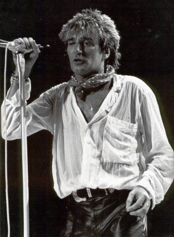 The Unbreakable Bond with His Fans (image credits: wikimedia)