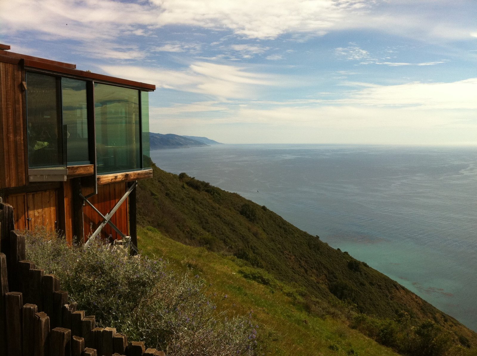 Post Ranch Inn, Big Sur, California (image credits: wikimedia)