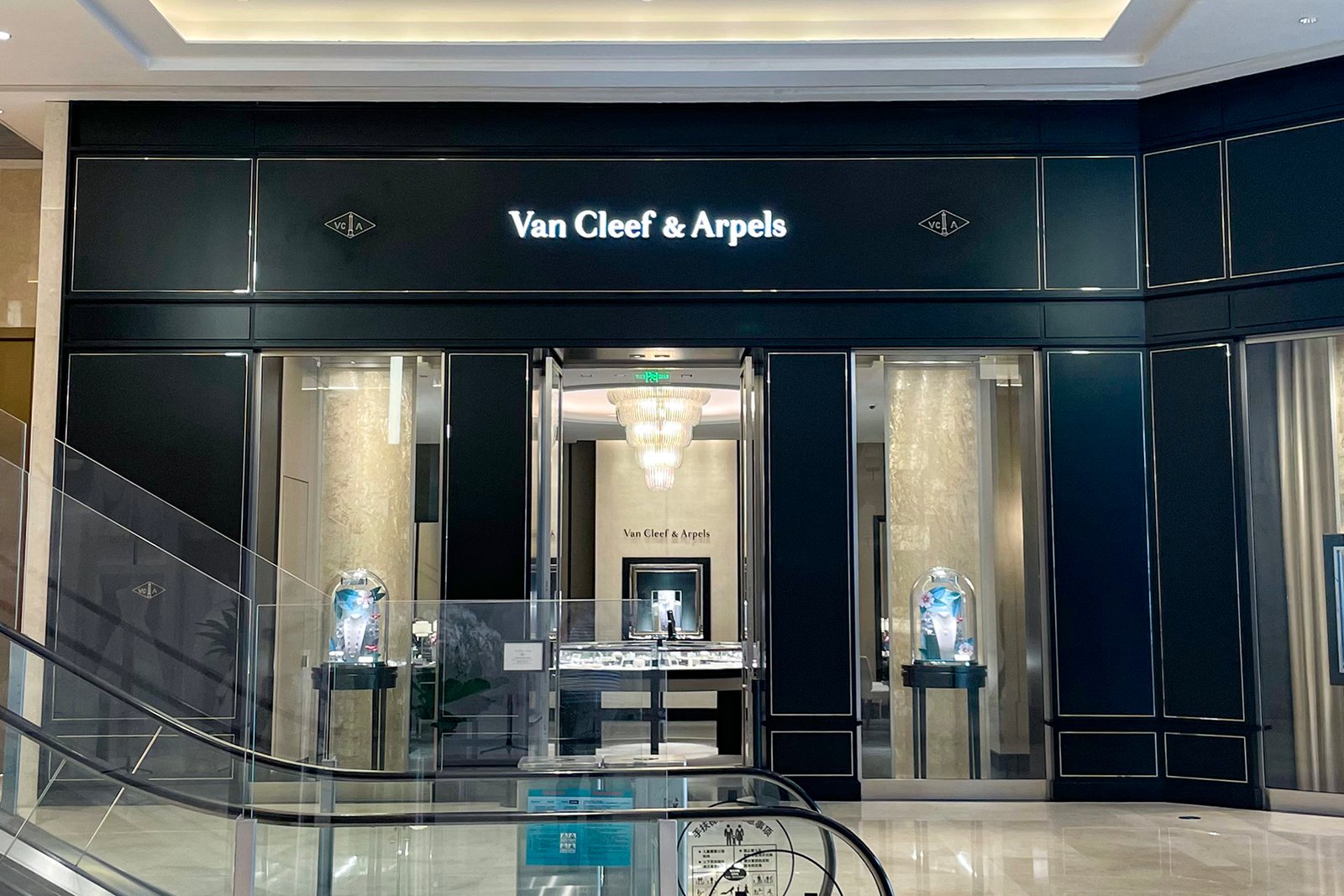 Van Cleef & Arpels: Enchanting the World with Magic (image credits: wikimedia)