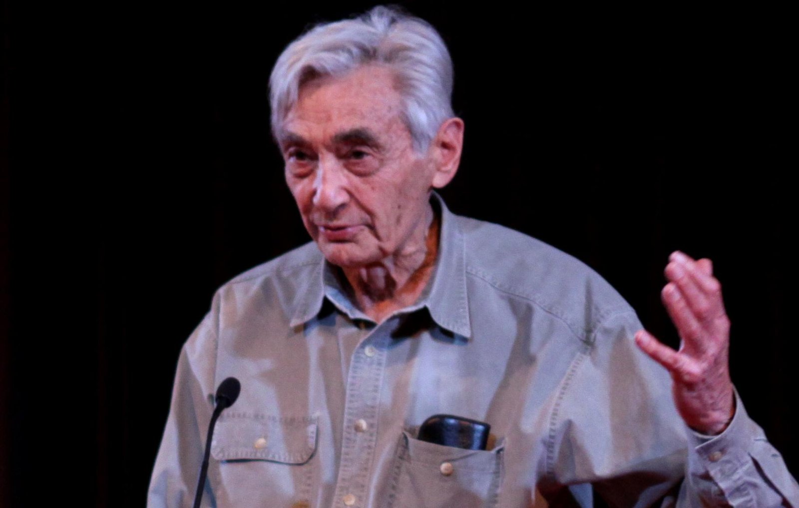 1. “A People’s History of the United States” by Howard Zinn (image credits: wikimedia)