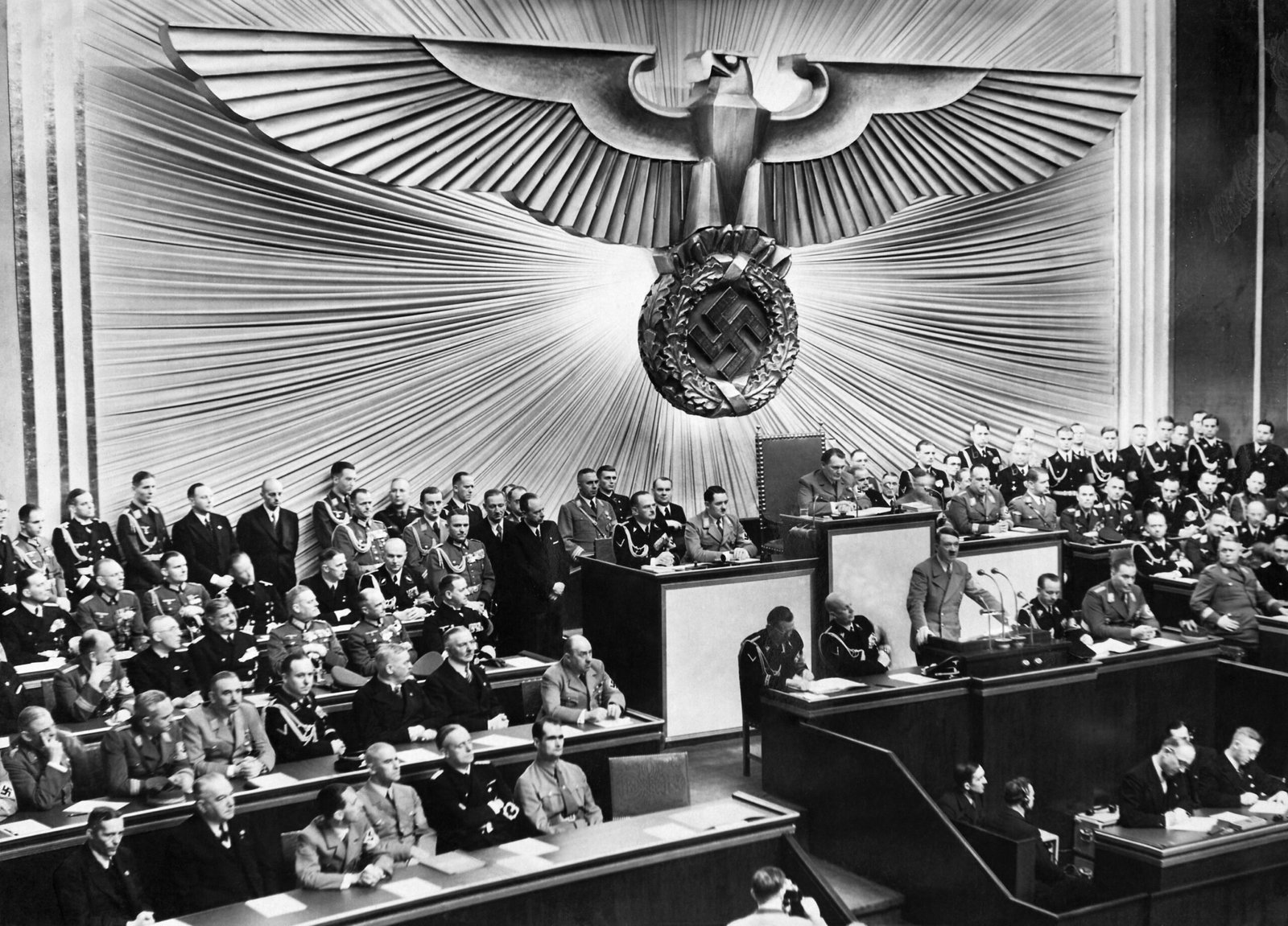 The Political Firestorm Behind “1984” (image credits: wikimedia)
